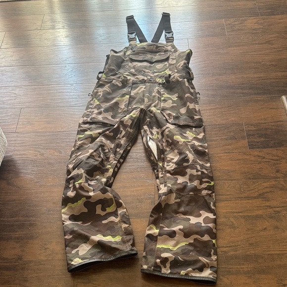 Volcom Camouflage Men's snowboarding overalls - Picture 1 of 7